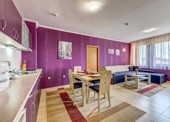 Colorful 2bd With Indoor Fireplace And Mountain View By Flat Mаnager Pamporowo